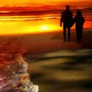 Caminhada romântica na praia ao pôr do sol