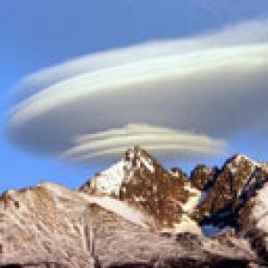 Montanhas Majestosas e Nuvens