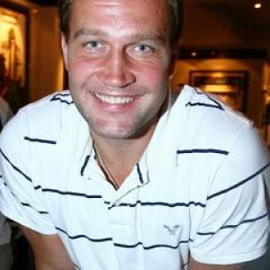 Homem Sorridente em Camisa Listrada
