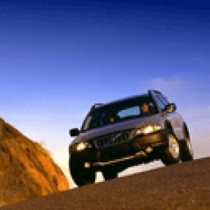 SUV Volvo em estrada cênica