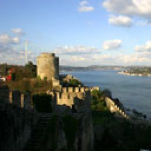Castelo Histórico à Beira do Rio