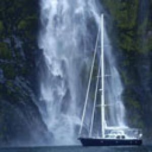 Navegando ao Lado da Cascata