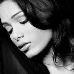 Retrato Elegante em Preto e Branco