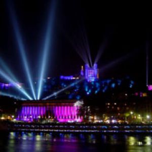 Luzes noturnas vibrantes em Lyon