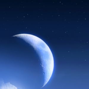 Lua Crescente no Céu Noturno