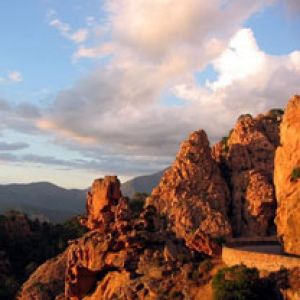Deslumbrante paisagem rochosa ao pôr do sol