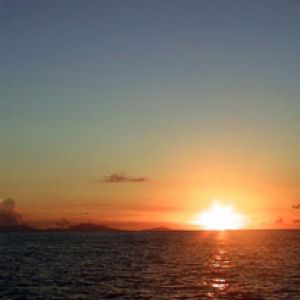 Lindo pôr do sol sobre o oceano