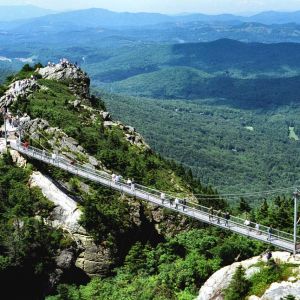 Ponte Suspensa com Vista para a Montanha