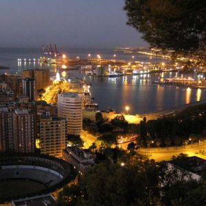 Vista noturna da cidade portuária