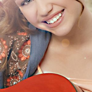 Menina Sorridente com Violão