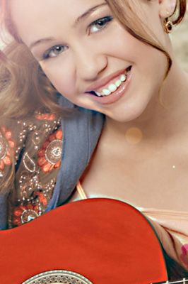 Menina Sorridente com Violão