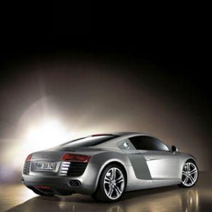 Elegante Carro Esportivo Prateado