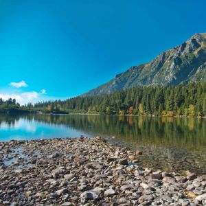 Lago de Montanha Sereno