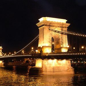 Ponte das Correntes à Noite