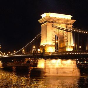 Ponte das Correntes à Noite