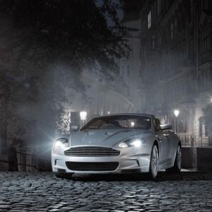 Aston Martin Elegante em Cena Noturna