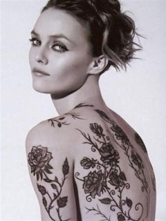 Mulher Tatuada Elegante
