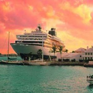 Navio de cruzeiro ao pôr do sol