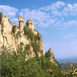 Castelo Cênico em um Penhasco