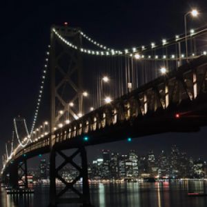 Vista Noturna da Ponte Bay