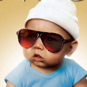 Bebê Estiloso com Óculos de Sol