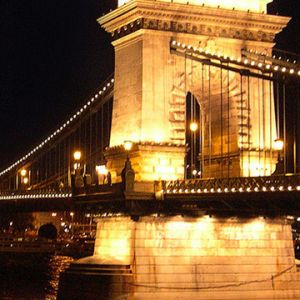 Ponte das Correntes à Noite