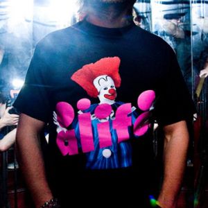 David Guetta com camiseta de palhaço