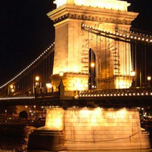 Ponte das Correntes à Noite