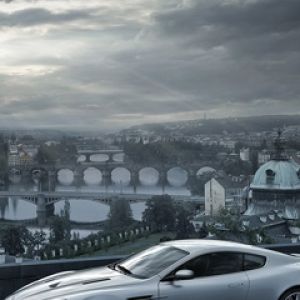 Aston Martin em paisagem urbana