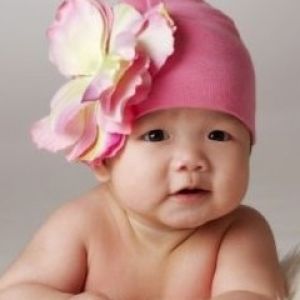 Bebê Adorável com Chapéu de Flor