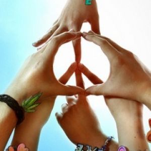 Mãos Formando o Sinal da Paz