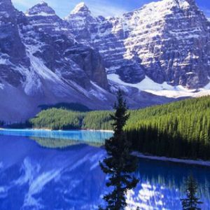 Deslumbrante Reflexo de Lago Montanhoso