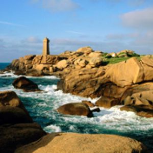 Farol na costa rochosa