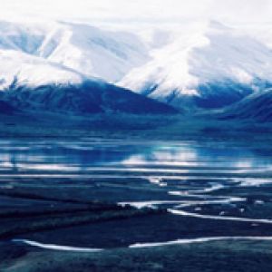 Montanhas Neve e Lago Sereno