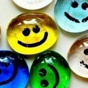 Pedras Coloridas com Sorrisos