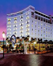 Hotel Elegante ao Anoitecer