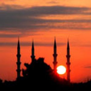 Pôr do sol sobre a silhueta de uma mesquita