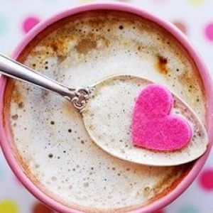 Açúcar em forma de coração no café