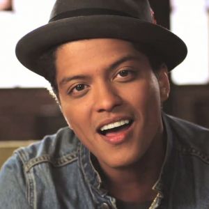 Retrato Sorridente de Bruno Mars
