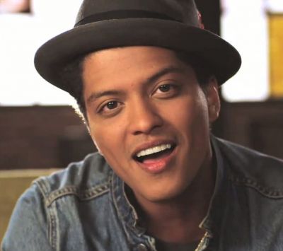 Retrato Sorridente de Bruno Mars