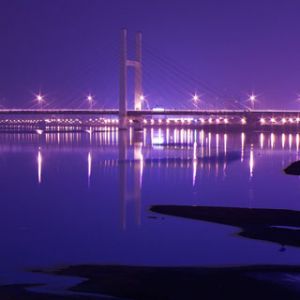 Ponte Iluminada à Noite