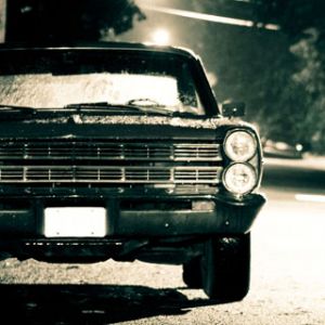 Carro Clássico à Noite