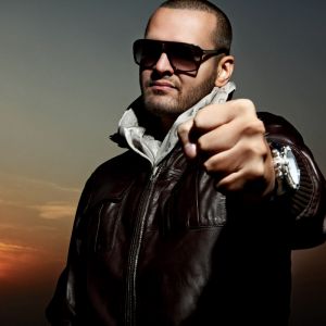 Artista Musical Estiloso ao Pôr do Sol