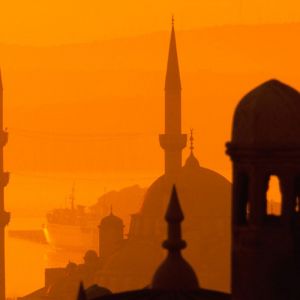 Minaretes Silhuetados ao Pôr do Sol