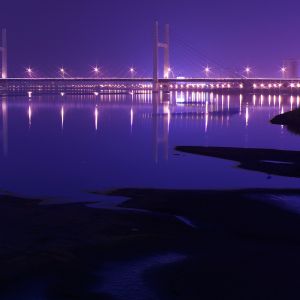Reflexo da Ponte Noturna