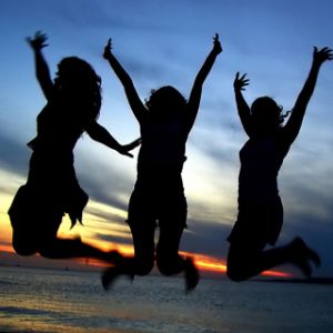 Meninas Felizes ao Pôr do Sol
