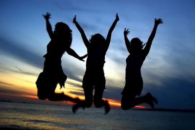 Meninas Felizes ao Pôr do Sol