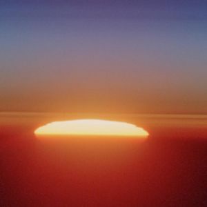 Deslumbrante pôr do sol sobre o horizonte