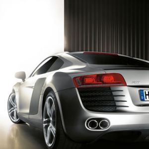 Elegante Carro Esportivo Prateado