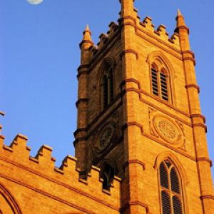 Torre Histórica Contra o Céu Lunar